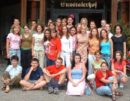Gruppenfoto vor dem Ennstalerhof